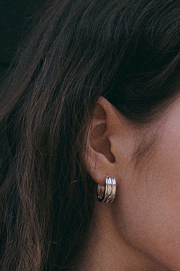 세련된 무드의 여성용 원터치 이어링입니다. 미니멀하고 클래식한 스타일로, 데이트룩에 완벽하게 어울립니다. 실버 컬러의 메탈 소재로 제작되었으며, 심플한 디자인 장식이 돋보입니다. 착용이 간편한 원터치 이어링으로, 매일 부담 없이 착용하기 좋습니다. 단정한 무드의 무지 디자인으로 어떤 스타일에도 잘 어울립니다.
