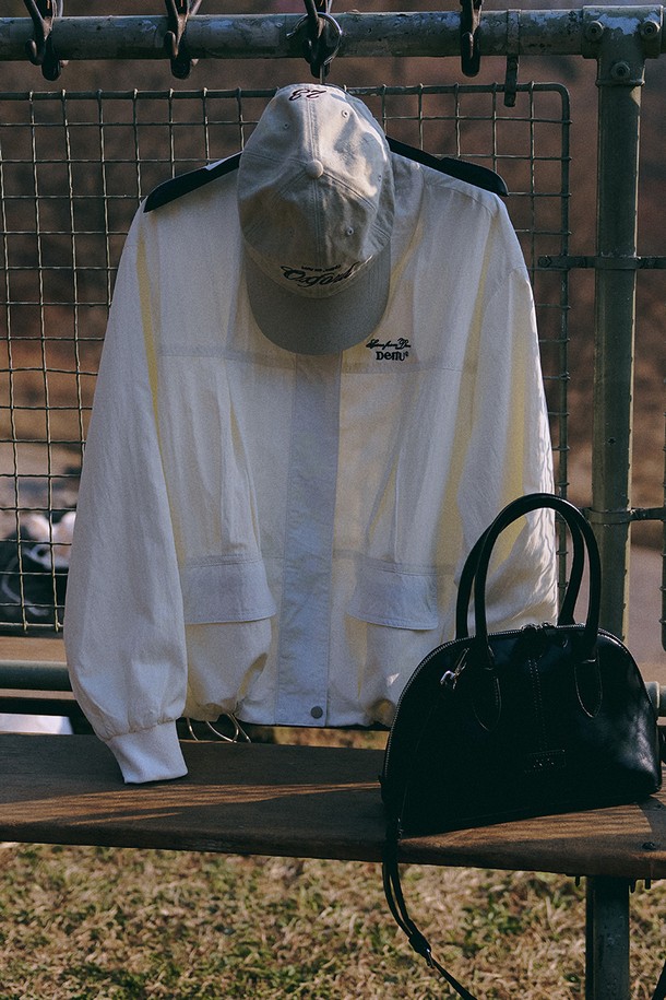 윈드브레이커 Scene from Windbreaker [아이보리]는 미니멀하고 모던한 스타일을 추구하는 분들을 위한 아우터입니다. 부드러운 레이온과 나일론 혼방 소재로 제작되어 봄, 여름 시즌에 가볍게 걸치기 좋습니다. 하이넥 디자인과 가슴 부분 로고 자수 디테일이 특징이며, 대각선 포켓과 밑단 스트링으로 실용성까지 더했습니다. 오버핏과 릴랙스핏으로 편안한 착용감을 선사하며, 일상, 여행, 봄 소풍 등 다양한 TPO에 활용하기 좋습니다. 캐주얼, 시티보이 스타일을 즐겨 입는 분들께 추천합니다.
