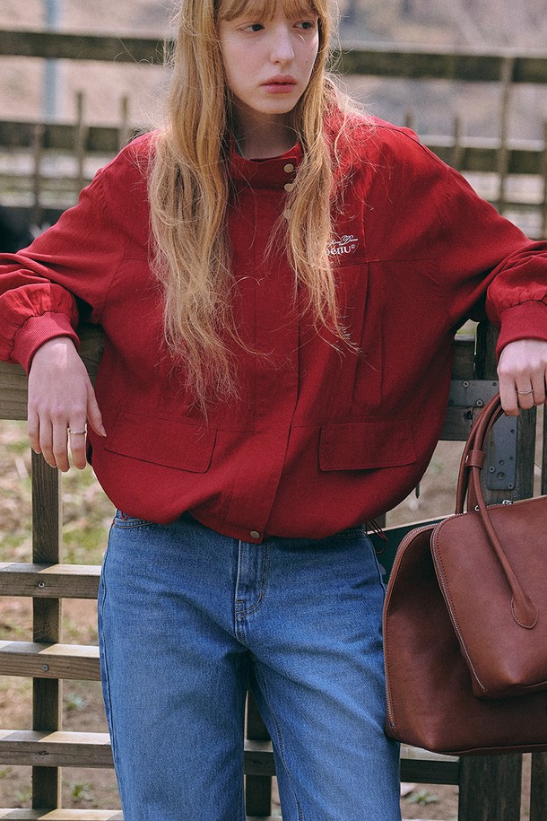 Scene from Windbreaker [레드]는 미니멀하고 모던한 스타일을 추구하는 공용 윈드브레이커입니다. 봄, 가을에 착용하기 좋으며, 가볍고 부드러운 레이온, 나일론 혼방 소재로 제작되어 편안한 착용감을 선사합니다. 하이넥 디자인과 로고 자수 디테일, 대각선 포켓, 밑단 스트링 조절 기능이 특징이며, 방풍 기능으로 쾌적함을 유지해 줍니다. 릴랙스핏 또는 오버핏으로 캐주얼한 동네 마실룩, 산책룩, 여행룩을 완성해보세요.
