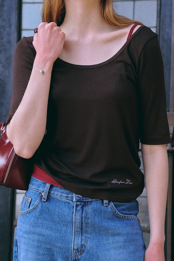 와이드 유라인 탑 [브라운]은 부드러운 레이온과 스판덱스 혼방 소재로 제작되어 얇고 시원한 착용감을 선사합니다. 릴랙스 핏과 스퀘어넥/U넥 디자인으로 우아하고 베이직한 스타일을 연출하며, 쇄골 라인을 돋보이게 하여 얼굴이 더욱 작아 보이는 효과를 줍니다. 봄, 여름 시즌에 어울리는 반소매 기장의 무지 디자인으로, 데이트룩, 카페룩 등 다양한 TPO에 활용 가능합니다. 신축성이 뛰어나 편안하게 착용할 수 있으며, 로고 자수 디테일이 은은한 포인트를 더합니다. 단독 또는 레이어드하여 클래식하고 미니멀한 스타일을 완성해보세요.
