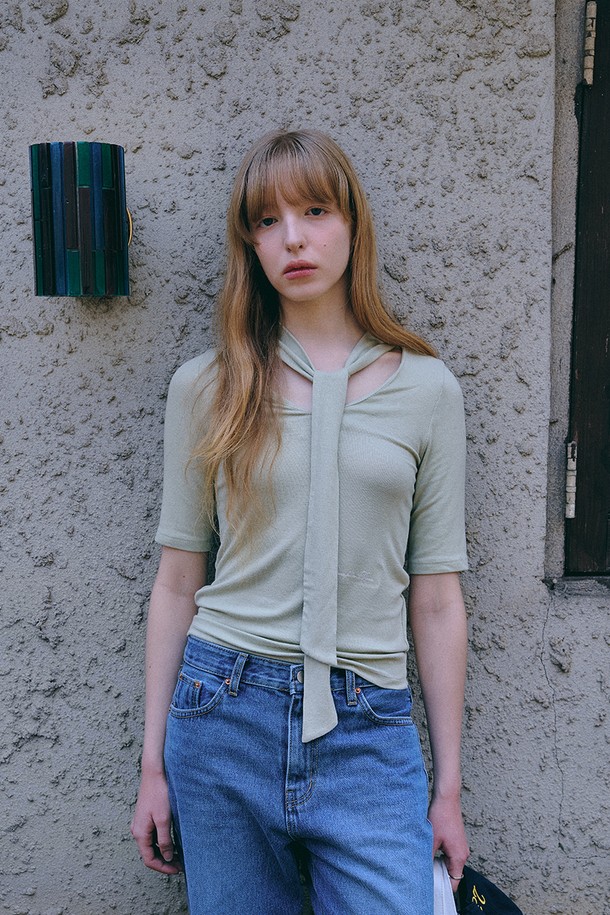 Tie half Top (타이 하프 탑) [올리브]는 미니멀하고 베이직한 스타일을 선호하는 여성 고객을 위한 상의입니다. 봄, 여름 시즌에 어울리는 얇은 두께감과 부드러운 촉감이 특징이며, 레귤러핏으로 편안하게 착용할 수 있습니다. 올리브 컬러의 무지 디자인에 리본넥과 타이 디테일이 더해져 여성스러운 포인트를 더합니다. 웨이스트 기장으로 제작되어 단독 또는 이너로 활용 가능하며, 신축성 있는 소재로 활동성을 높였습니다. 데이트룩, 카페룩과 같은 TPO에 맞춰 스타일리시하게 연출할 수 있습니다.
