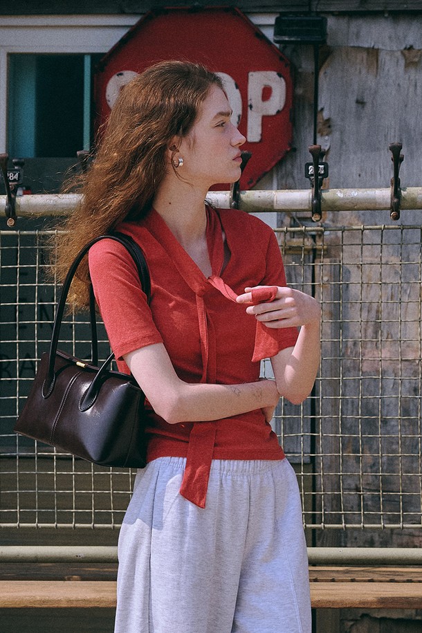 타이 하프 탑 [브릭 레드]는 여성 의류 상의로, 봄, 여름 시즌에 어울리는 크롭 기장의 반소매 탑입니다. 미니멀한 스타일의 이 탑은 부드러운 촉감의 폴리에스테르, 울, 면, 스판덱스 혼방의 신축성 있는 소재로 제작되어 편안한 착용감을 선사합니다. 넥라인의 타이 디테일이 특징이며, 레귤러핏으로 세련된 실루엣을 연출합니다. 데이트룩, 카페룩, 모임룩에 적합하며, 하이웨스트 팬츠 또는 스커트와 매치하여 스타일리시한 룩을 완성할 수 있습니다. 레이어드 스타일링으로 다양한 분위기를 연출해보세요.
