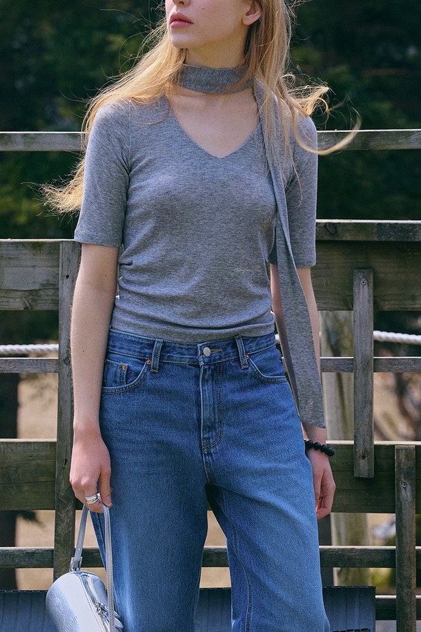 Tie half Top [GREY]는 부드러운 촉감의 폴리에스테르, 울, 면, 스판덱스 혼방 소재로 제작된 여성용 반소매 상의입니다. 넥 타이 디테일과 허리선 기장으로 미니멀한 스타일을 연출하며, 깔끔한 마감 처리가 돋보입니다. 레귤러핏으로 편안하게 착용 가능하며, 신축성 있는 소재로 활동성을 높였습니다. 봄, 여름에 데이트룩이나 카페룩에 매치하여 세련된 분위기를 더할 수 있으며, 이너로도 활용 가능합니다. 그레이 컬러에 무지 디자인으로 다양한 스타일에 쉽게 매치할 수 있습니다.
