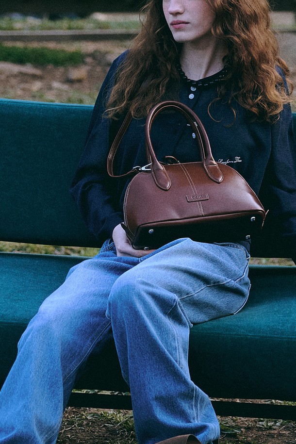 엘렌 시티 토트백 [글로시 체스넛 브라운]은 여성 고객을 위한 미디엄 사이즈의 토트백입니다. 인조 가죽 소재에 빈티지 무드를 더했으며, 돔 쉐이프 디자인과 곡선 실루엣이 특징입니다. 무지 패턴에 로고 패치와 스티치 디테일로 포인트를 주어 클래식하면서도 캐주얼한 스타일을 연출합니다. 탈부착 가능한 크로스 스트랩과 손잡이, 더블 지퍼, 태블릿/노트북 수납이 가능한 실용적인 가방입니다. 쇼핑룩이나 모임룩에 매치하여 세련된 스타일을 완성해보세요.
