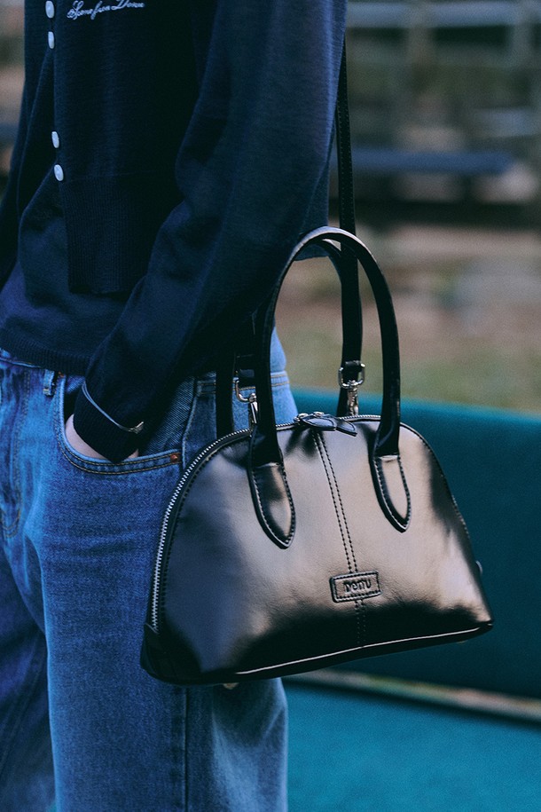 엘렌 시티 토트백 [글로시 블랙]은 미디엄 사이즈의 여성 토트백입니다. 인조 가죽 소재에 블랙 컬러, 무지 패턴으로 미니멀하고 클래식한 스타일을 연출합니다. 돔 쉐이프 디자인과 빈티지 텍스처가 특징이며, 스티치 디테일로 포인트를 더했습니다. 탈부착 가능한 크로스 스트랩과 핸들 디자인으로 다양한 연출이 가능하며, 더블 지퍼와 로고 패치가 돋보입니다. 데일리, 일상 용도로 활용하기 좋은 실용적인 가방입니다.
