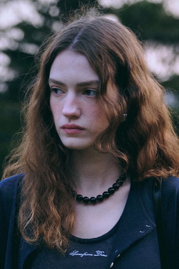 위티 볼 네크리스는 아크릴, 브라스, 고무 소재로 제작된 목걸이입니다. 화이트, 레드, 블랙 세 가지 색상으로 출시되었으며, 볼 장식과 원형 패턴 디자인이 특징입니다. 페미닌, 모던, 클래식 스타일을 모두 아우르며, 데일리룩과 포멀한 모임룩에 잘 어울립니다. 신축성이 있어 편안한 착용감을 자랑하며, 은은한 광택과 반투명 소재가 세련된 분위기를 더합니다. 선물용으로도 훌륭하며, 먼지주머니와 보증서가 함께 제공됩니다.
