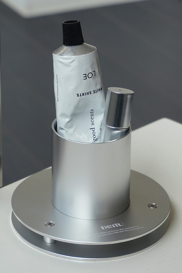 Duoringo Vase(듀오린고 베이스)는 알루미늄과 유리를 주요 소재로 사용하여 미니멀하고 모던한 스타일을 연출하는 홈데코/인테리어 소품입니다. 실버 색상의 원형 디자인과 불규칙한 표면 질감이 특징이며, 샌딩 및 아노다이징 마감 처리를 통해 세련된 매력을 더했습니다. 방수, 내부식성, 내스크래치 기능을 갖춰 실용성을 높였으며, 알루미늄 베이스와 글라스 병으로 구성되어 있습니다. 글라스 병을 결합하여 꽃병으로, 또는 분리하여 소품 진열대로 활용 가능합니다.
