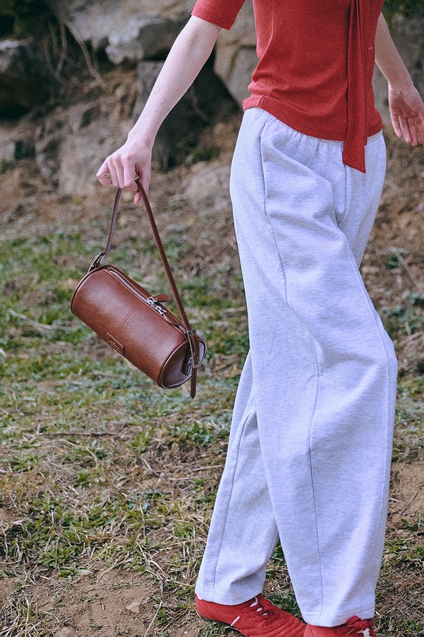 Winsome(윈썸) 배럴 백 [브라운]은 미니멀하고 클래식한 스타일을 선호하는 여성 고객을 위한 가방입니다. 인조 가죽과 합성 가죽 소재로 제작되었으며, 미디엄 사이즈에 무지 패턴과 원통형 디자인을 갖추었습니다. 버클과 스터드/찡 장식으로 포인트를 더했으며, 더블 벨트 스트랩과 조절 가능한 스트랩으로 실용성을 높였습니다. 이중 지퍼와 숨겨진 원형 스터드 장식, 메탈 하드웨어, 빈티지 및 글로스 라인 디테일이 특징이며, 데이트룩, 모임룩 등 일상에서 폭넓게 활용 가능합니다.
