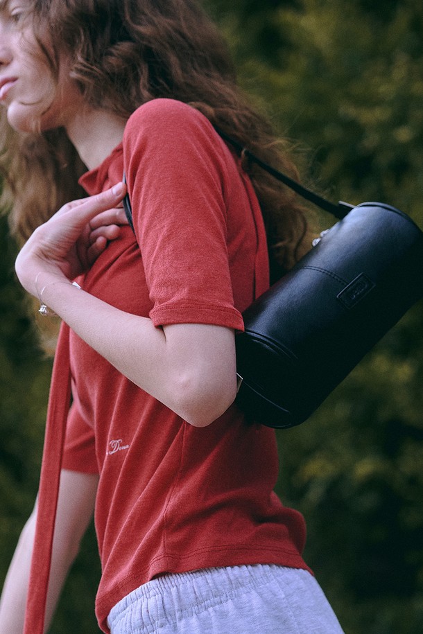 윈썸 배럴 백 [블랙]은 미니멀하고 클래식한 스타일을 추구하는 여성들을 위한 세련된 가방입니다. 인조 가죽 및 합성 가죽 소재로 제작되었으며, 매트한 표면과 빈티지 피니시 디자인이 특징입니다. 미디엄 사이즈의 원통형 배럴 백으로, 더블 벨트 스트랩과 버클, 찡 장식이 포인트로 더해져 구조적인 실루엣을 완성합니다. 지퍼형 잠금 방식과 조절 가능한 숄더 스트랩으로 실용성을 높였으며, 숄더백과 토트백으로 활용 가능합니다. 일상에서 미니멀한 스타일을 연출하기에 적합한 아이템입니다.
