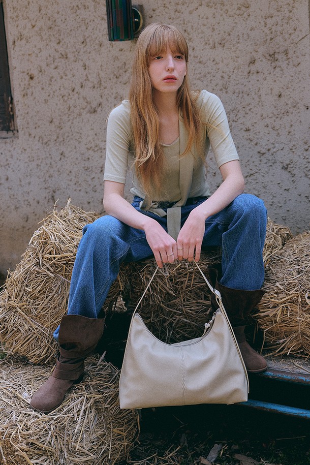 Jane Buckle (제인 버클) Boulder Bag [BEIGE]는 미니멀하고 베이직한 스타일을 추구하는 여성들을 위한 숄더백입니다. 합성가죽 소재의 미디엄 사이즈로, 베이지 컬러의 무지 디자인이 특징입니다. 반원 형태의 가방에 지퍼형 잠금 방식을 적용하여 안전하게 소지품을 보관할 수 있습니다. 숄더 스트랩과 손잡이가 있어 출근룩을 포함한 다양한 일상 스타일에 활용하기 좋습니다. 세련된 디자인으로 어떤 옷차림에도 잘 어울립니다.
