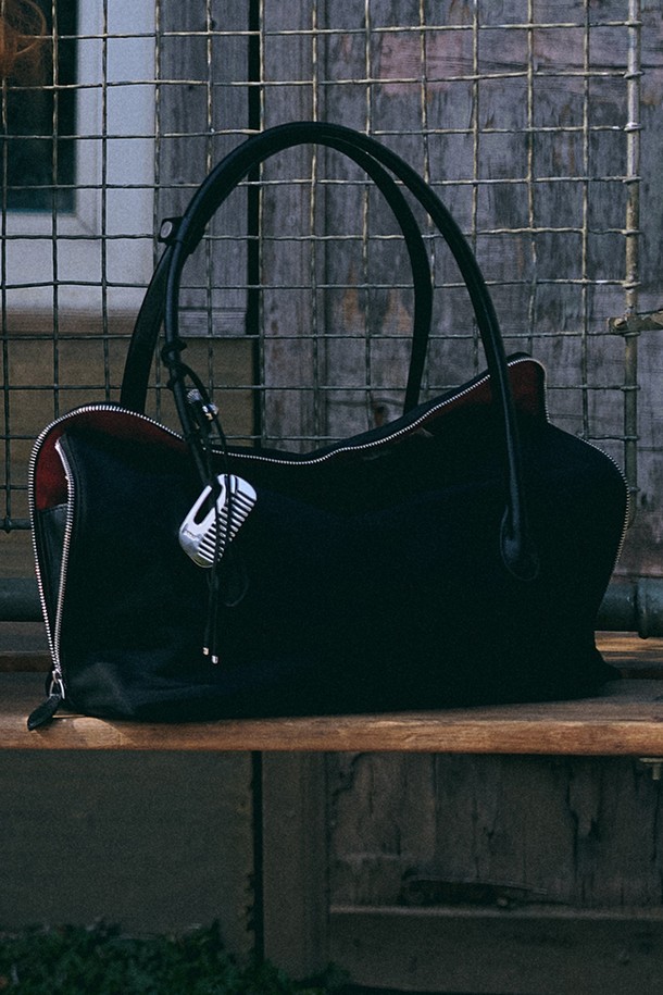 마르멜디 백 [나일론 블랙]은 여성용 가방으로, 미니멀, 캐주얼, 클래식 스타일을 추구하는 분들을 위한 제품입니다. 블랙과 브라운 두 가지 색상으로 출시되었으며, 넉넉한 라지 사이즈에 무지 디자인으로 어떤 옷에도 잘 어울립니다. 나일론과 비건 가죽 소재를 사용하여 방수 및 생활 방수 기능을 갖췄으며, 가볍고 내구성이 뛰어나 실용적입니다. 사각 형태에 더블 지퍼, 로고 패치, 메탈 지퍼 디테일이 돋보이며, 태블릿/노트북 수납이 가능한 넓은 내부 공간과 형태 유지 기능으로 출근룩에도 적합합니다.
