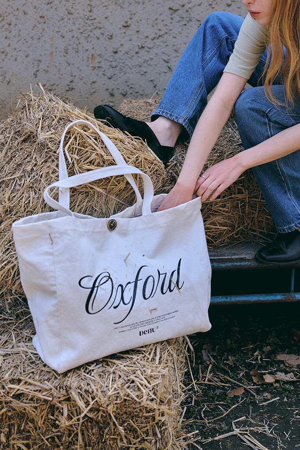 옥스포드 캐주얼 백 [2컬러]은 옥스포드 소재로 제작되어 튼튼하며, 아이보리와 네이비 두 가지 색상으로 제공됩니다. 미디엄 사이즈의 사각 형태 가방으로, 타이포그래피 패턴과 버튼 디자인 장식이 돋보입니다. 내부 수납이 용이하며, 28mm 일본산 수제 버튼으로 고급스러움을 더했습니다. 편안한 어깨끈과 넉넉한 수납공간, 빈티지한 마감으로 실용성과 스타일을 모두 갖춘 데일리 백입니다. 일상, 동네 마실룩, 쇼핑룩 등 다양한 TPO에 캐주얼, 클래식, 미니멀 스타일 연출에 적합합니다.
