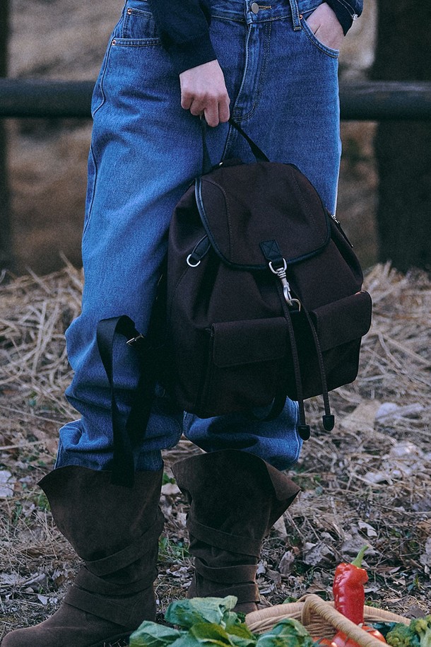 미코 빈티지 락 백팩 [브라운]은 여성스러운 스타일을 돋보이게 해주는 가방입니다. 부드러운 합성가죽 소재에 사각 쉐입으로 제작되었으며, 버클 장식과 빈티지한 디자인이 특징입니다. 넉넉한 수납공간과 숄더 스트랩, 외부 포켓으로 실용성을 더했습니다. 데이트룩, 모임룩, 출근룩 등 다양한 TPO에 클래식, 미니멀, 캐주얼 스타일로 연출하기 좋습니다.
