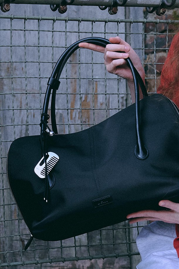 미니멀한 실버 콤 홀더입니다. 브라스와 스웨이드 소재로 제작되었으며, 볼 비즈와 가죽 스트랩 디테일이 돋보입니다. 가방 핸들이나 벨트 루프에 장착하여 액세서리로 활용 가능하며, 실용적인 미니 빗 기능도 제공합니다. 데이트룩, 모임룩, 파티룩 등 다양한 TPO에 미니멀, 클래식, 시크 스타일을 더할 수 있습니다. 선물용 박스와 보증서 태그가 함께 제공됩니다.
