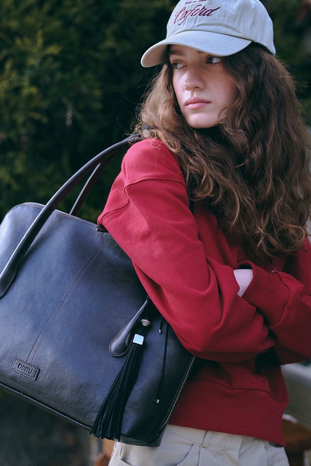 큐브 태슬 홀더는 엘레강스한 스타일을 추구하는 여성들을 위한 액세서리입니다. 부드러운 스웨이드 태슬과 실버 메달 디테일이 돋보이며, 블랙 컬러와 무지 패턴으로 어떤 스타일에도 잘 어울립니다. 황동 소재의 견고함과 자연스러운 곡선 실루엣이 고급스러운 분위기를 더합니다. 키링, 가방 장식, 팔찌, 벨트 고리 등 다용도로 활용 가능하며, 움직임에 따라 흔들리는 태슬이 시선을 사로잡습니다. 클래식하면서도 미니멀한 디자인으로 일상에서 세련된 포인트를 더해보세요.
