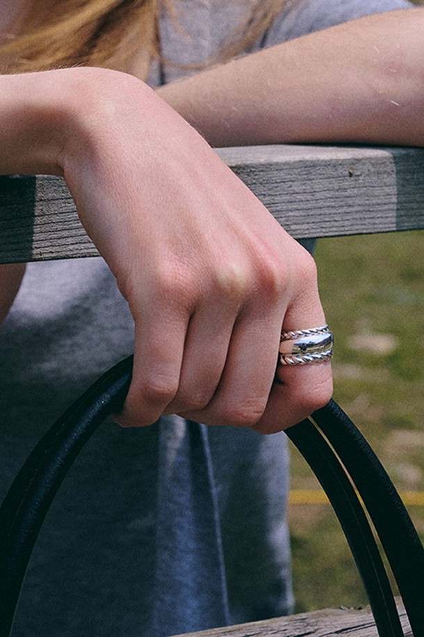 미니멀하고 클래식한 스타일의 여성용 더블 트위스트 볼륨 링입니다. 실버 메탈 소재로 제작되었으며, 트위스트 디테일이 돋보이는 디자인입니다. 볼드한 디자인과 볼륨감 있는 스타일로 데일리 룩에 포인트를 더해줍니다. 심플하면서도 세련된 매력을 선사하며, 어떤 착장에도 잘 어울립니다.
