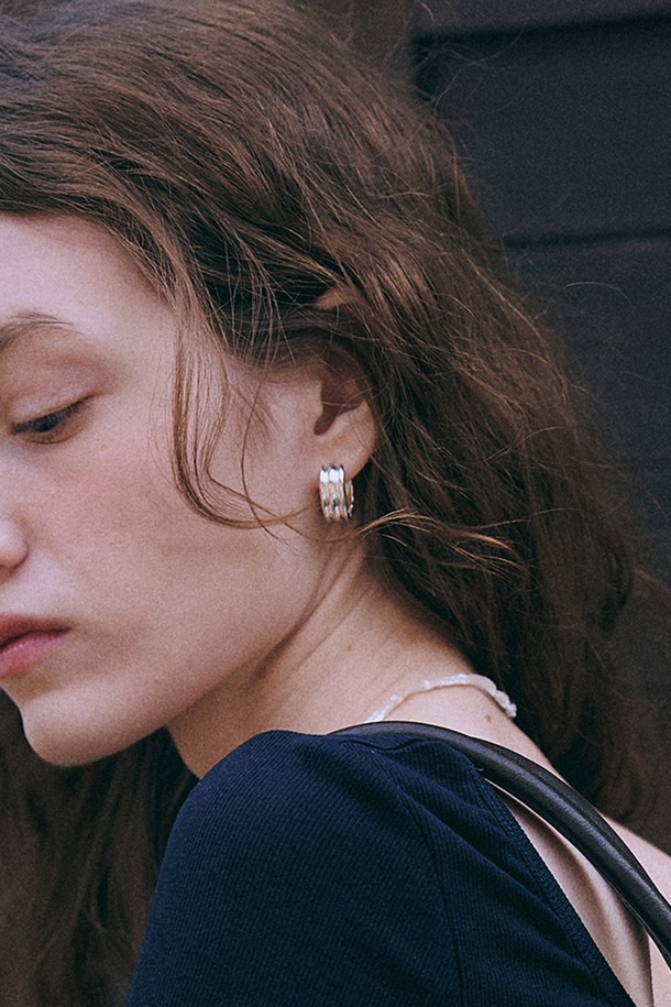 세련된 무드의 여성용 원터치 이어링입니다. 미니멀하고 클래식한 스타일로, 데이트룩에 완벽하게 어울립니다. 실버 컬러의 메탈 소재로 제작되었으며, 심플한 디자인 장식이 돋보입니다. 착용이 간편한 원터치 이어링으로, 매일 부담 없이 착용하기 좋습니다. 단정한 무드의 무지 디자인으로 어떤 스타일에도 잘 어울립니다.
