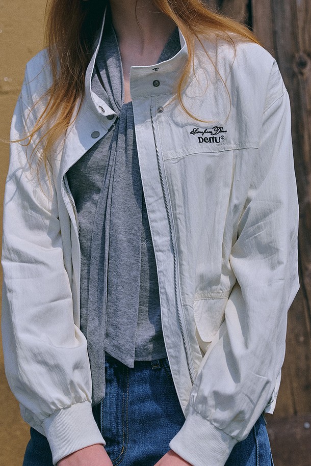 윈드브레이커 Scene from Windbreaker [아이보리]는 미니멀하고 모던한 스타일을 추구하는 분들을 위한 아우터입니다. 부드러운 레이온과 나일론 혼방 소재로 제작되어 봄, 여름 시즌에 가볍게 걸치기 좋습니다. 하이넥 디자인과 가슴 부분 로고 자수 디테일이 특징이며, 대각선 포켓과 밑단 스트링으로 실용성까지 더했습니다. 오버핏과 릴랙스핏으로 편안한 착용감을 선사하며, 일상, 여행, 봄 소풍 등 다양한 TPO에 활용하기 좋습니다. 캐주얼, 시티보이 스타일을 즐겨 입는 분들께 추천합니다.
