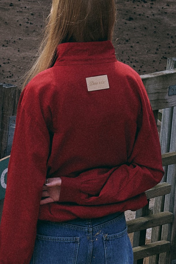 Scene from Windbreaker [레드]는 미니멀하고 모던한 스타일을 추구하는 공용 윈드브레이커입니다. 봄, 가을에 착용하기 좋으며, 가볍고 부드러운 레이온, 나일론 혼방 소재로 제작되어 편안한 착용감을 선사합니다. 하이넥 디자인과 로고 자수 디테일, 대각선 포켓, 밑단 스트링 조절 기능이 특징이며, 방풍 기능으로 쾌적함을 유지해 줍니다. 릴랙스핏 또는 오버핏으로 캐주얼한 동네 마실룩, 산책룩, 여행룩을 완성해보세요.
