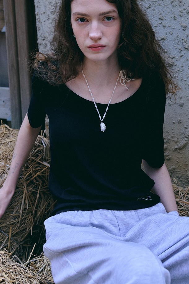 와이드 유라인 탑 [네이비]는 부드러운 레이온과 스판덱스 혼방 소재로 제작되어 편안한 착용감을 선사합니다. 릴랙스핏으로 제작되었으며, U넥과 스퀘어넥 디자인으로 페미닌하고 베이직한 무드를 연출합니다. 얇은 두께감과 와이드 스쿱넥 디자인, 로고 자수 디테일이 특징이며, 신축성이 좋아 활동성이 좋습니다. 데이트룩, 카페룩은 물론 다양한 스타일의 레이어드 연출에도 활용하기 좋은 미니멀한 티셔츠입니다. 봄, 여름 시즌에 즐겨 입기 좋은 반소매 디자인입니다.
