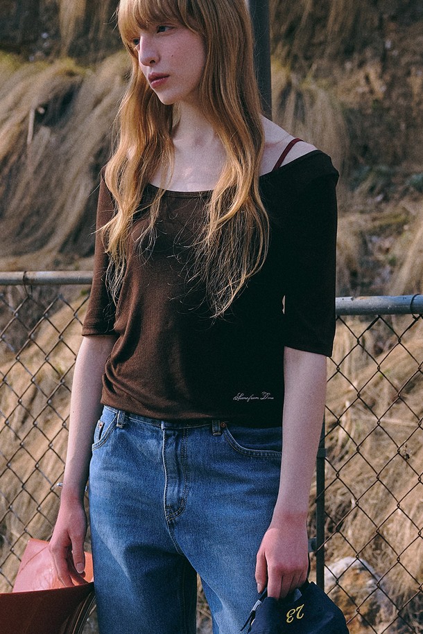 와이드 유라인 탑 [브라운]은 부드러운 레이온과 스판덱스 혼방 소재로 제작되어 얇고 시원한 착용감을 선사합니다. 릴랙스 핏과 스퀘어넥/U넥 디자인으로 우아하고 베이직한 스타일을 연출하며, 쇄골 라인을 돋보이게 하여 얼굴이 더욱 작아 보이는 효과를 줍니다. 봄, 여름 시즌에 어울리는 반소매 기장의 무지 디자인으로, 데이트룩, 카페룩 등 다양한 TPO에 활용 가능합니다. 신축성이 뛰어나 편안하게 착용할 수 있으며, 로고 자수 디테일이 은은한 포인트를 더합니다. 단독 또는 레이어드하여 클래식하고 미니멀한 스타일을 완성해보세요.
