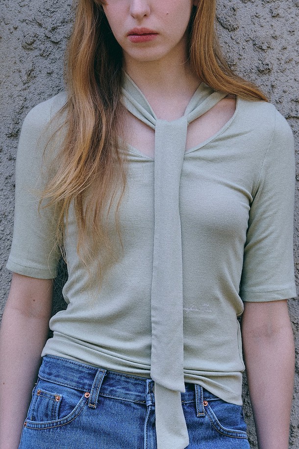 Tie half Top (타이 하프 탑) [올리브]는 미니멀하고 베이직한 스타일을 선호하는 여성 고객을 위한 상의입니다. 봄, 여름 시즌에 어울리는 얇은 두께감과 부드러운 촉감이 특징이며, 레귤러핏으로 편안하게 착용할 수 있습니다. 올리브 컬러의 무지 디자인에 리본넥과 타이 디테일이 더해져 여성스러운 포인트를 더합니다. 웨이스트 기장으로 제작되어 단독 또는 이너로 활용 가능하며, 신축성 있는 소재로 활동성을 높였습니다. 데이트룩, 카페룩과 같은 TPO에 맞춰 스타일리시하게 연출할 수 있습니다.
