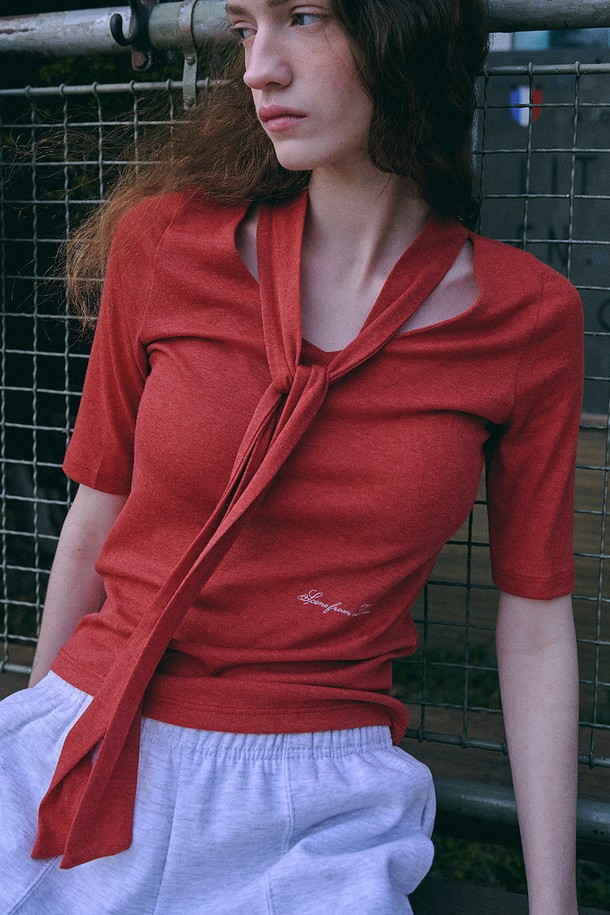 타이 하프 탑 [브릭 레드]는 여성 의류 상의로, 봄, 여름 시즌에 어울리는 크롭 기장의 반소매 탑입니다. 미니멀한 스타일의 이 탑은 부드러운 촉감의 폴리에스테르, 울, 면, 스판덱스 혼방의 신축성 있는 소재로 제작되어 편안한 착용감을 선사합니다. 넥라인의 타이 디테일이 특징이며, 레귤러핏으로 세련된 실루엣을 연출합니다. 데이트룩, 카페룩, 모임룩에 적합하며, 하이웨스트 팬츠 또는 스커트와 매치하여 스타일리시한 룩을 완성할 수 있습니다. 레이어드 스타일링으로 다양한 분위기를 연출해보세요.
