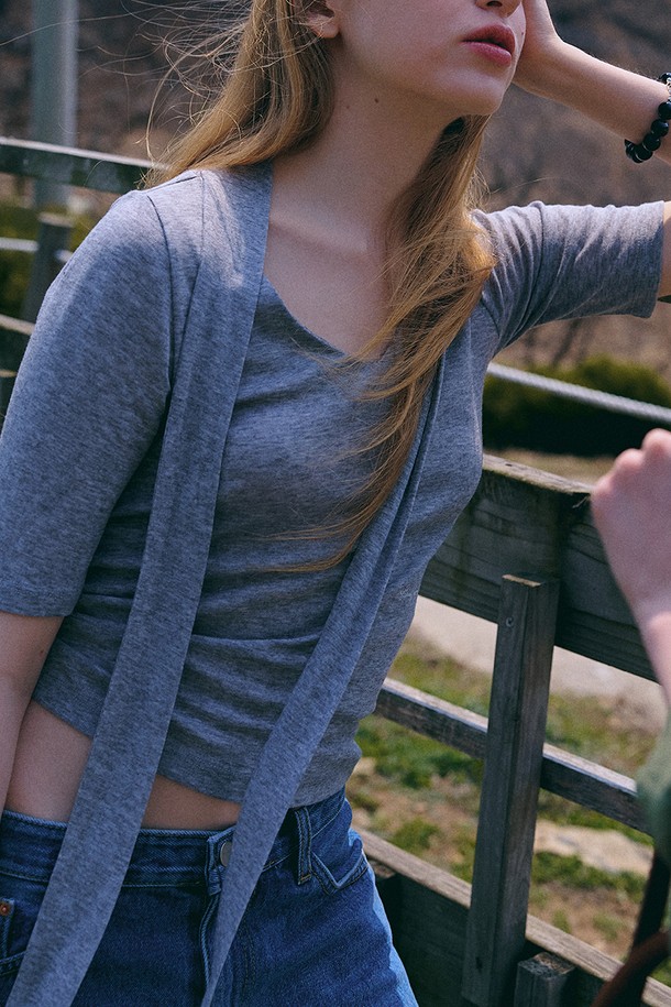 Tie half Top [GREY]는 부드러운 촉감의 폴리에스테르, 울, 면, 스판덱스 혼방 소재로 제작된 여성용 반소매 상의입니다. 넥 타이 디테일과 허리선 기장으로 미니멀한 스타일을 연출하며, 깔끔한 마감 처리가 돋보입니다. 레귤러핏으로 편안하게 착용 가능하며, 신축성 있는 소재로 활동성을 높였습니다. 봄, 여름에 데이트룩이나 카페룩에 매치하여 세련된 분위기를 더할 수 있으며, 이너로도 활용 가능합니다. 그레이 컬러에 무지 디자인으로 다양한 스타일에 쉽게 매치할 수 있습니다.
