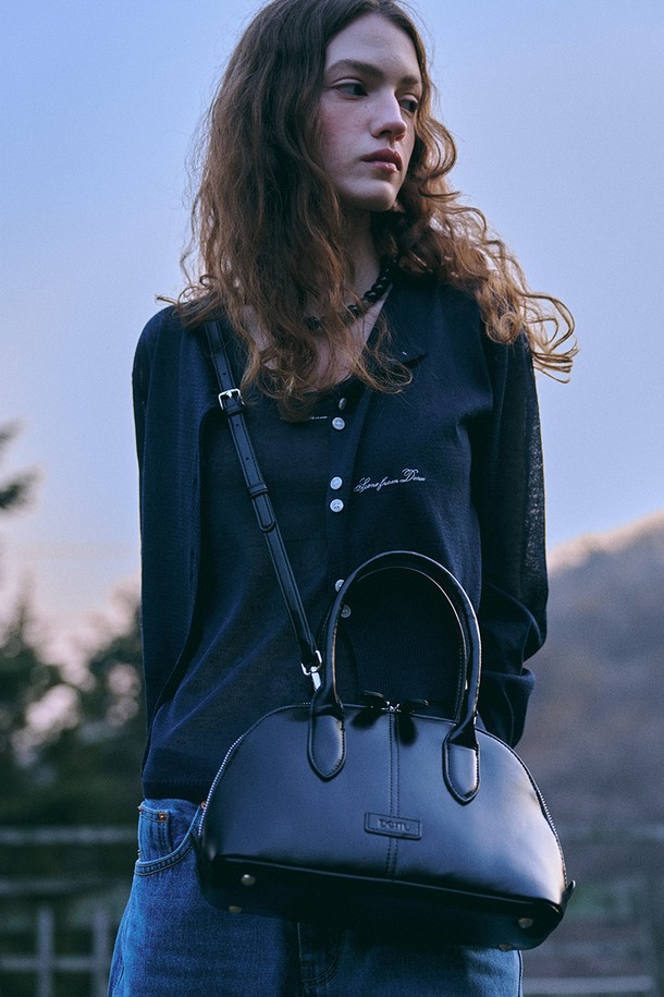 엘렌 시티 토트백 [글로시 블랙]은 미디엄 사이즈의 여성 토트백입니다. 인조 가죽 소재에 블랙 컬러, 무지 패턴으로 미니멀하고 클래식한 스타일을 연출합니다. 돔 쉐이프 디자인과 빈티지 텍스처가 특징이며, 스티치 디테일로 포인트를 더했습니다. 탈부착 가능한 크로스 스트랩과 핸들 디자인으로 다양한 연출이 가능하며, 더블 지퍼와 로고 패치가 돋보입니다. 데일리, 일상 용도로 활용하기 좋은 실용적인 가방입니다.
