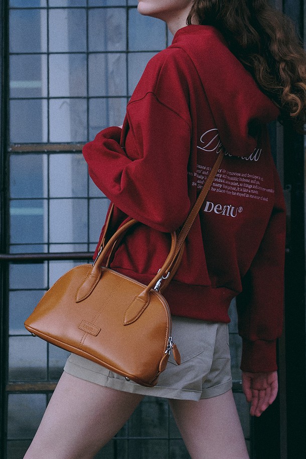 엘렌 시티 토트백 [글로시 카멜]은 부드러운 곡선 실루엣과 돔 쉐이프 디자인이 돋보이는 미디엄 사이즈의 토트백입니다. 광택감 있는 인조가죽 소재에 깔끔한 스티치 디테일이 더해져 클래식하고 베이직한 분위기를 연출합니다. 탈부착 가능한 스트랩과 넉넉한 수납공간, 지퍼형 잠금 방식으로 실용성을 높였으며, 태블릿/노트북 수납도 가능합니다. 데일리룩에 포인트가 되어주는 카멜 컬러와 로고 패치가 시선을 사로잡으며, 다양한 스타일링에 활용하기 좋습니다.
