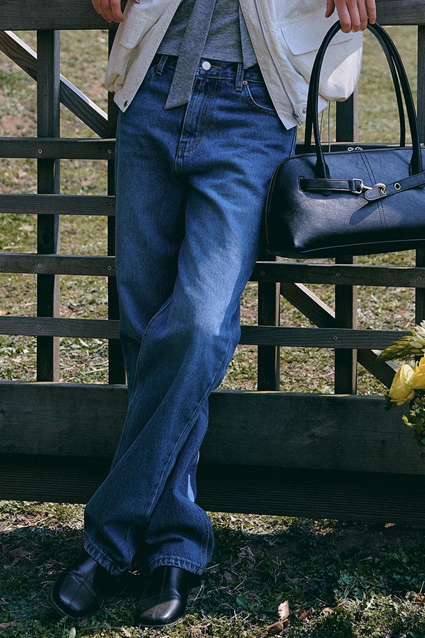 빈티지 핏 미디엄 블루 데님은 남녀 모두 착용 가능한 데님 팬츠입니다. 봄, 가을에 적합하며, 클래식하고 빈티지한 스타일을 연출합니다. 13oz 논스트레치 데님 소재에 레귤러 핏 스트레이트 디자인으로, 두꺼운 두께감과 부드러운 촉감을 자랑합니다. 자연스러운 페이드 효과와 헤리티지 스타일 백포켓, 힙포켓 및 리벳 디테일, 하드 라벨 포인트가 특징입니다. 데이트룩, 출근룩 등 다양한 TPO에 클래식, 미니멀, 캐주얼 스타일로 활용하기 좋습니다.
