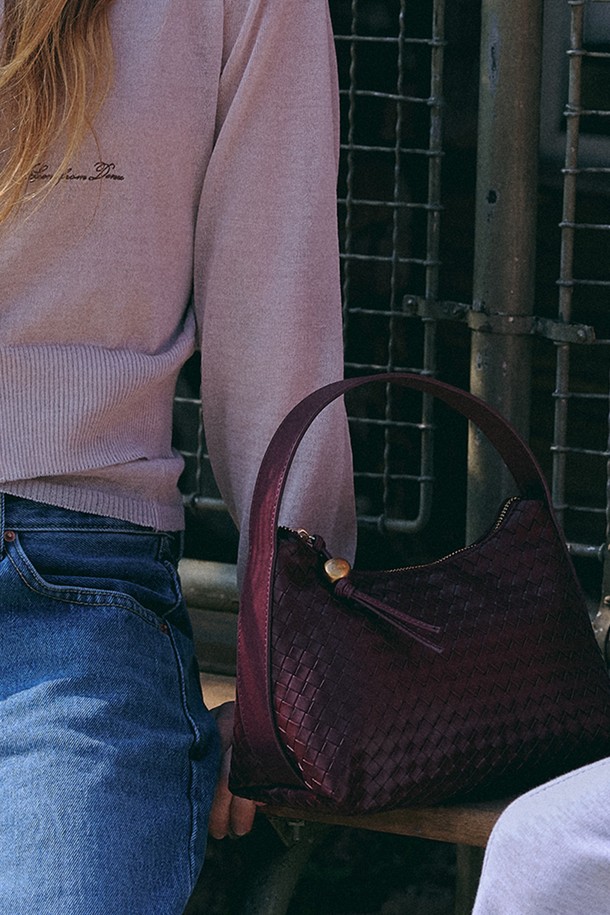 제인 위빙 토트백 [딥 버건디]는 여성 고객을 위한 미디엄 사이즈 토트백입니다. 퀄팅 디자인이 돋보이며, 부드러운 실루엣과 심플하고 세련된 디자인이 특징입니다. 인조가죽 소재에 딥 버건디 컬러로, 오피스룩과 모임룩, 클래식, 미니멀, 시크 스타일을 연출하기 좋습니다. 내부에는 넉넉한 수납공간이 있어 실용적이며, 노트북/태블릿 수납도 가능합니다. 빈티지한 느낌과 시간이 지날수록 매력적인 디자인으로, 오픈형 잠금 방식으로 편하게 사용하실 수 있습니다.
