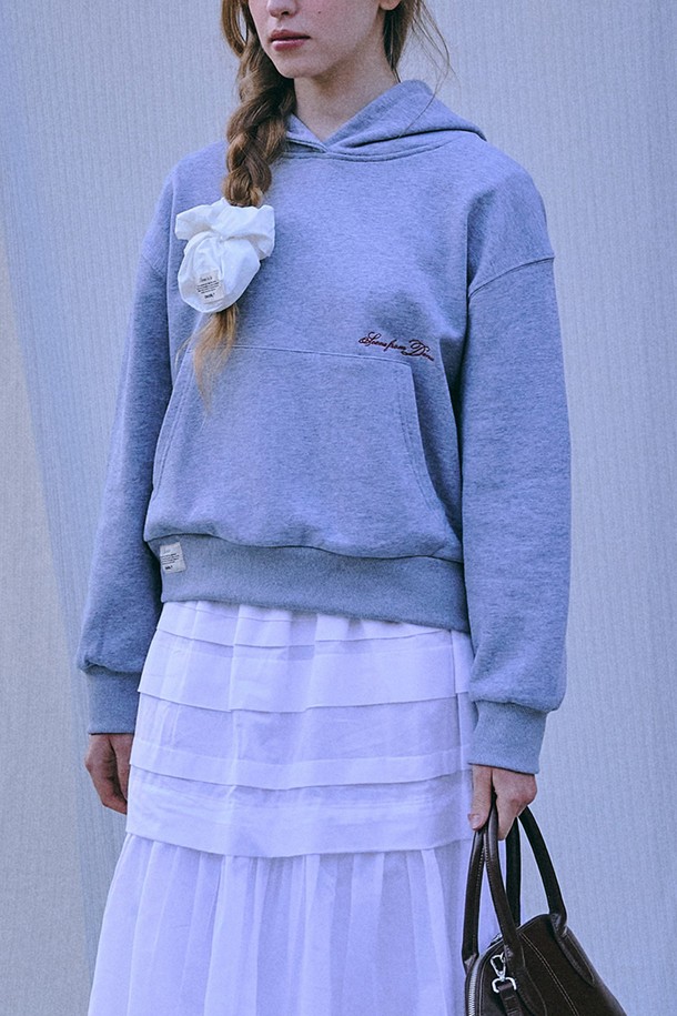 Scene from 후디 [GREY]는 부드러운 면 소재로 제작되어 봄, 가을에 편안하게 착용하기 좋습니다. 톤 다운된 그레이 컬러에 루즈핏으로 여성스러운 실루엣을 연출하며, 캐주얼과 빈티지 무드를 동시에 느낄 수 있습니다. 앞면 심플 로고 자수와 뒷면 레터링 자수 디테일이 포인트이며, 후드 스트링 조절로 다양한 스타일을 연출할 수 있습니다. 일상, 카페, 봄 소풍 등 다양한 TPO에 레이어드하여 미니멀하면서도 개성 있는 스타일을 완성해 보세요.
