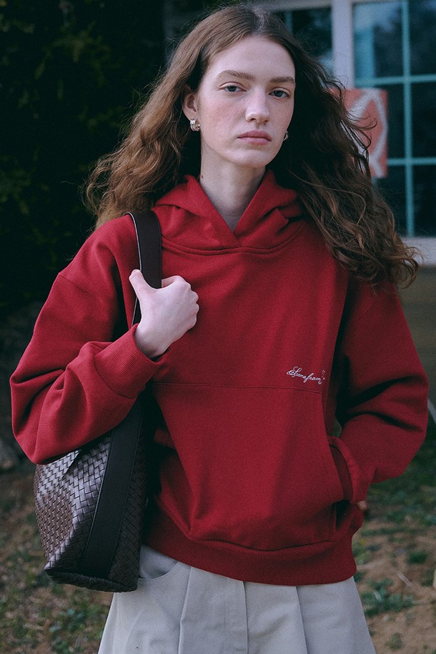 Scene from 후디 [레드]는 빈티지한 무드와 캐주얼 스타일을 동시에 즐길 수 있는 여성 후디입니다. 부드러운 면 소재로 제작되어 편안한 착용감을 선사하며, 가을, 겨울에 따뜻하게 입을 수 있습니다. 크롭 기장으로 트렌디함을 더하고, 루즈핏으로 편안한 활동성을 보장합니다. 앞면 미니멀 로고 자수와 뒷면 레터링 자수가 포인트이며, 빈티지 워싱 효과가 돋보입니다. 후드 스트링 조절이 가능하여 레이어링하기 좋으며, 동네 마실룩, 집콕룩, 겨울 데일리룩 등 다양한 TPO에 활용할 수 있습니다.
