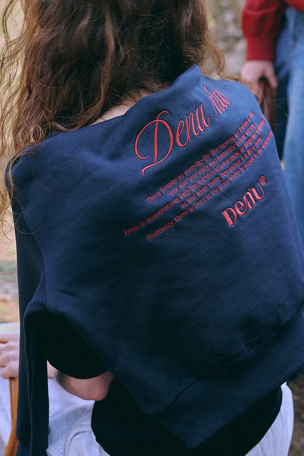 Scene from 후디 [NAVY]는 캐주얼하고 빈티지한 무드를 연출하는 공용 후드티입니다. 네이비 컬러에 면 소재로 제작되어 가을, 겨울 시즌에 따뜻하게 착용하기 좋습니다. 루즈핏 디자인으로 편안한 착용감을 제공하며, 앞면 심플 로고 자수와 뒷면 레터링 자수가 포인트입니다. 후드 스트링으로 조절 가능하며, 레이어드 스타일링을 통해 다양한 룩을 연출할 수 있습니다. 동네 마실룩, 가을 나들이룩, 겨울 데일리룩 등 폭넓게 활용해보세요.
