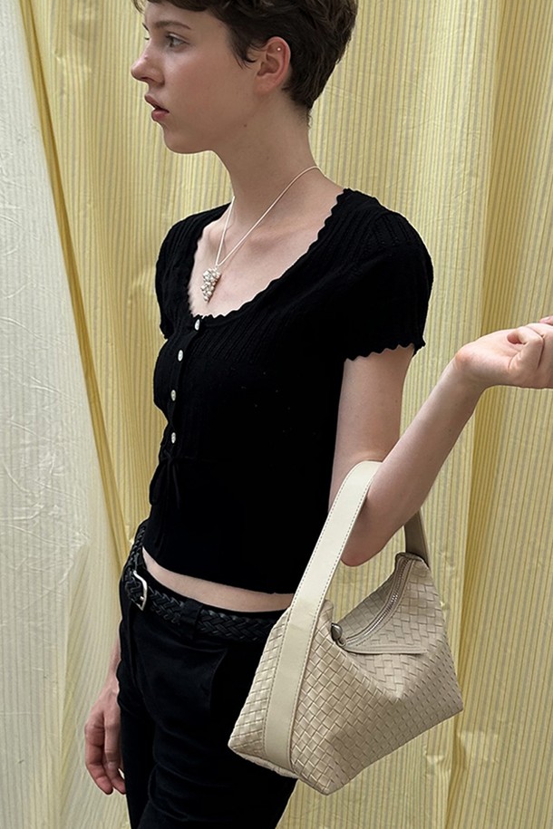 제인 위빙 토트백 [베이지]는 부드럽고 유연한 인조가죽 소재로 제작되어 매트한 텍스처와 자연스러운 에이징이 돋보이는 토트백입니다. 미디엄 사이즈의 사각형 디자인에 위빙 패턴을 더해 클래식하면서도 빈티지한 무드를 연출합니다. 내부에는 아이패드와 맥북을 수납할 수 있어 실용성을 높였으며, 오픈형 잠금 방식으로 편안하게 사용 가능합니다. 일상 및 캐주얼 스타일에 잘 어울리는 디자인으로, 다양한 스타일링에 활용하기 좋습니다. 호보백 스타일로 디자인되어 더욱 편안한 착용감을 제공합니다.
