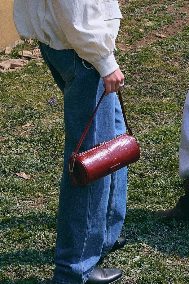 윈썸 배럴백 [레드]는 여성 고객을 위한 미디엄 사이즈의 인조가죽 배럴백입니다. 클래식하고 캐주얼한 스타일로, 데이트룩과 쇼핑룩에 잘 어울립니다. 원통형 디자인에 스터드, 버클, 지퍼 장식이 돋보이며, 빈티지 스타일을 더합니다. 숄더백과 토트백으로 활용 가능한 투 벨트 스트랩, 더블 지퍼, 사이드 벨트 디테일이 특징입니다. 사이즈 조절이 가능하며, 일상생활에서 폭넓게 사용할 수 있습니다.
