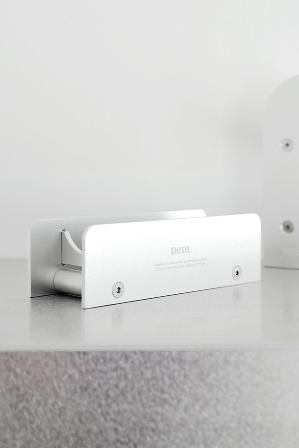 Prime Base 펜 홀더 1은 알루미늄 소재로 제작되어 내구성이 뛰어나고, 샌드블라스트 및 무광 마감으로 세련된 외관을 자랑합니다. 실버 색상으로 어떤 데스크에도 잘 어울리며, 사무용품 및 데스크 정리에 유용하게 사용됩니다. 수직 구조로 공간 효율성을 높였으며, 아노다이징 코팅과 스크래치 방지 처리가 되어 오랫동안 깔끔하게 사용할 수 있습니다. 1칸, 2칸, 또는 3칸 형태로 구성되어 필기구 수납과 데스크 정리를 깔끔하게 도와주며, 미니멀하고 프로페셔널한 스타일을 연출합니다.
