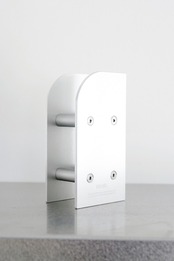 프라임 베이스 펜 홀더 2는 미니멀하고 모던한 디자인의 펜 홀더입니다. 알루미늄 소재로 제작되어 내구성이 뛰어나며, 스크래치 방지 및 내부식성, 방수 기능을 갖추었습니다. 매트 텍스처와 샌딩 마감, 아노다이징 처리로 고급스러움을 더했습니다. 1/2/3칸 구분형의 기하학적 구조로 설계되어 필기구는 물론 안경, 문구류 등을 깔끔하게 수납할 수 있습니다. 실버 컬러로 어떤 인테리어에도 잘 어울립니다.
