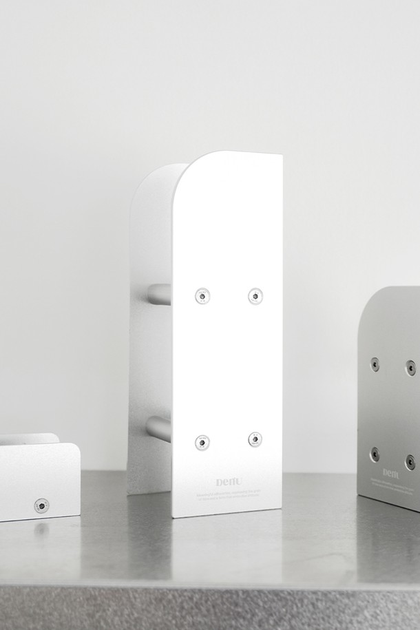 프라임 베이스 펜 홀더 3는 미니멀하고 모던한 스타일의 펜 홀더입니다. 알루미늄 소재와 샌딩, 아노다이징 표면 처리로 스크래치 및 부식 방지 기능과 함께 매트한 질감을 제공합니다. 깔끔한 라인과 3칸 구조, 의도적인 불규칙한 표면 처리는 전문적인 분위기를 더합니다. 방수 및 방습 기능으로 사무실 책상을 깔끔하게 정리할 수 있으며, 알루미늄 고유의 질감은 고급스러움을 선사합니다.
