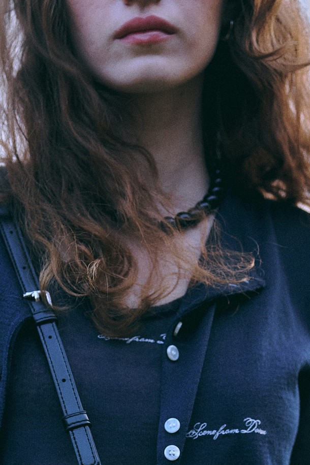 위티 볼 네크리스는 여성스러운 매력을 더해줄 목걸이입니다. 화이트, 레드, 블랙 세 가지 색상으로 출시되었으며, 아크릴과 브라스 소재를 사용하여 심플하면서도 캐주얼, 모던한 스타일을 연출합니다. 반투명 소재가 은은한 광택을 선사하고, 볼드한 라운드 비즈 디자인이 돋보입니다. 옷차림에 포인트를 더하고 싶은 날, 모임룩에 매치하여 페미닌한 무드를 연출해보세요. 착용감이 편안한 고무밴드 스트랩과 선물용 패키지를 제공하며, 제공된 파우치에 개별 보관하고 착용 후 부드러운 천으로 닦아 관리할 수 있습니다. 땀, 향수, 수분과의 접촉은 피해주세요.
