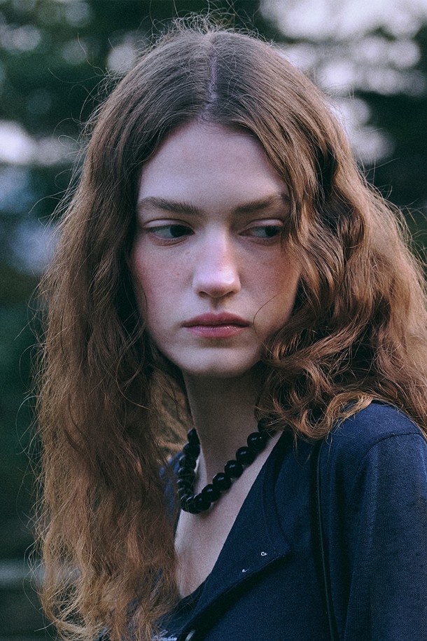 위티 볼 네크리스는 아크릴, 브라스, 고무 소재로 제작된 목걸이입니다. 화이트, 레드, 블랙 세 가지 색상으로 출시되었으며, 볼 장식과 원형 패턴 디자인이 특징입니다. 페미닌, 모던, 클래식 스타일을 모두 아우르며, 데일리룩과 포멀한 모임룩에 잘 어울립니다. 신축성이 있어 편안한 착용감을 자랑하며, 은은한 광택과 반투명 소재가 세련된 분위기를 더합니다. 선물용으로도 훌륭하며, 먼지주머니와 보증서가 함께 제공됩니다.
