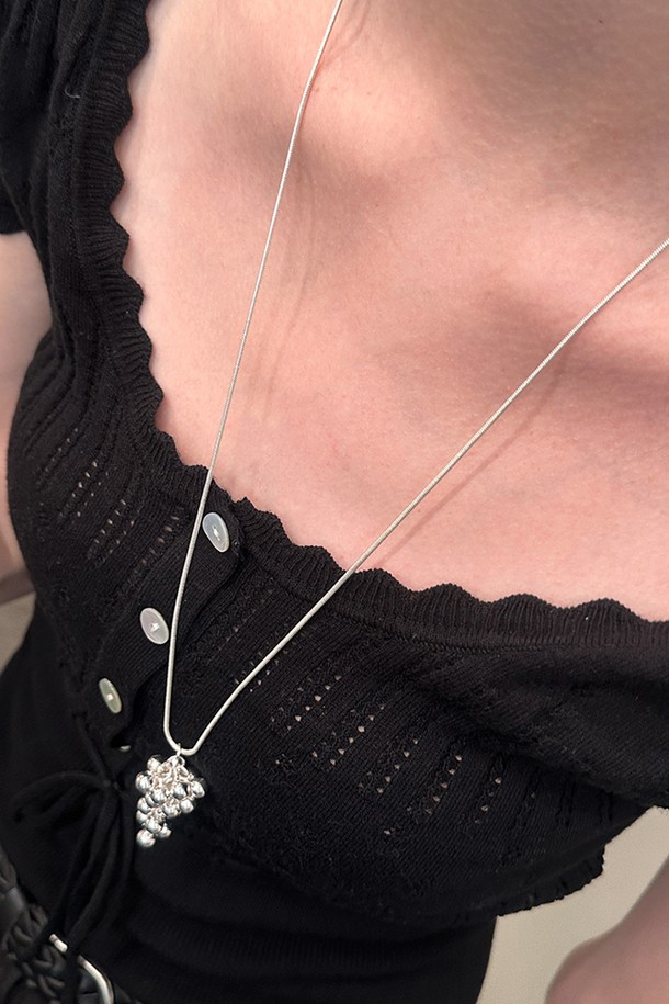 Vinea (비네아) 목걸이는 여성용 실버 색상의 미니멀하고 엘레강스한 스타일을 연출하는 목걸이입니다. 에폭시 소재와 펜던트 장식으로 포인트를 주어 세련된 분위기를 더합니다. 무지 디자인에 체인 목걸이로 제작되어 일상복에 부담 없이 착용할 수 있습니다. 클래식한 무드를 선호하는 분들께 추천하는 아이템입니다. 
