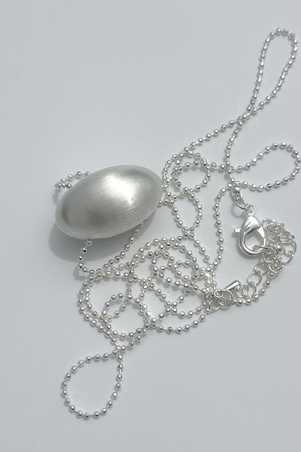 듀오브 목걸이는 미니멀하고 베이직한 스타일의 목걸이입니다. 물방울 모양 펜던트와 매트 피니시, 미니멀 디자인이 특징이며, 가볍게 착용하기 좋습니다. 브라스 소재로 제작되었으며, 실버 색상으로 데이트룩이나 카페룩에 잘 어울립니다. 체인 길이는 72+7cm(조절 가능)이며, 펜던트 크기는 15*28mm입니다. 6g의 가벼운 무게감으로 레이어드하여 데일리로 착용하기 좋습니다.
