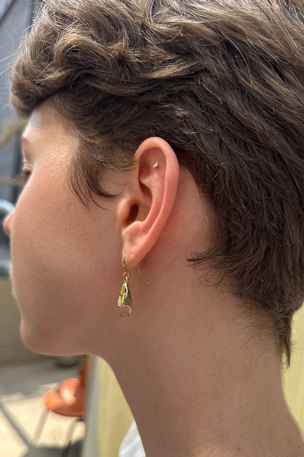 Bellin(벨린) 이어링은 여성 고객을 위해 디자인된 미니멀하고 베이직한 스타일의 귀걸이입니다. 메탈 소재로 제작되었으며, 골드와 실버 두 가지 컬러로 제공되어 다양한 스타일에 매치하기 좋습니다. 무지 디자인으로 깔끔함을 더했으며, 데일리룩과 모임룩 모두에 활용할 수 있습니다. 사계절 내내 착용 가능한 실용적인 아이템입니다.
