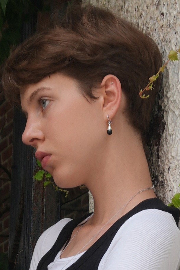 세련된 무드를 연출하는 Bellin 이어링입니다. 메탈 소재로 제작된 드롭형 디자인에 볼 형태의 펜던트가 더해져 미니멀하면서도 베이직한 스타일을 완성합니다. 데일리룩은 물론, 모임룩에도 포인트 아이템으로 활용하기 좋습니다. 실버와 블랙, 두 가지 컬러로 출시되어 취향에 맞게 선택 가능합니다. 소형 사이즈로 부담 없이 착용할 수 있으며, 시크하고 클래식한 분위기를 연출합니다.
