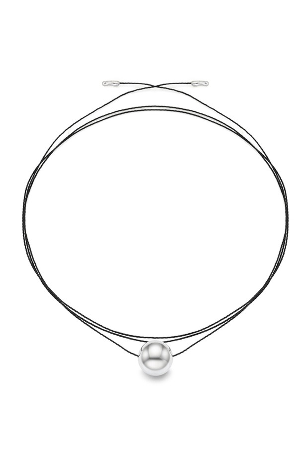 노도 네크리스 [2color]는 실크와 브라스 소재로 제작된 목걸이입니다. 올리브/버건디, 실버/블랙 두 가지 색상으로 출시되었으며, 길이 조절이 가능하여 초커 스타일로도 연출할 수 있습니다. 미니멀, 모던, 엘레강스한 스타일을 추구하며, 비즈 장식이 포인트로 더해져 은은한 광택감과 오리엔탈 무드를 선사합니다. 데일리룩은 물론 모임룩에도 잘 어울리며, 레이어드 스타일링을 통해 다양한 분위기를 연출할 수 있습니다. 선물 박스가 함께 제공되어 소중한 사람에게 선물하기에도 좋습니다.
