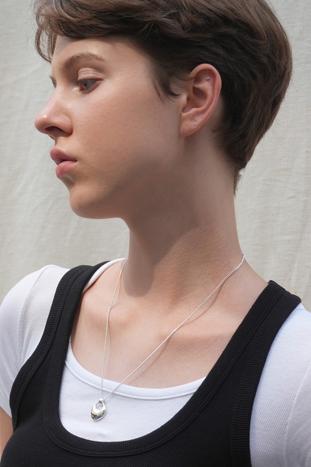 Lune (룬) 네크리스는 여성 고객을 위한 심플하고 베이직한 디자인의 목걸이입니다. 메탈 소재의 실버 컬러로 제작되었으며, 데일리룩과 모임룩에 모두 잘 어울립니다. 둥근 펜던트가 특징이며, 미니멀한 스타일을 선호하는 분들께 추천합니다. 무지 패턴으로 어떤 의상에도 매치하기 용이하며, 시크한 분위기를 연출합니다.
