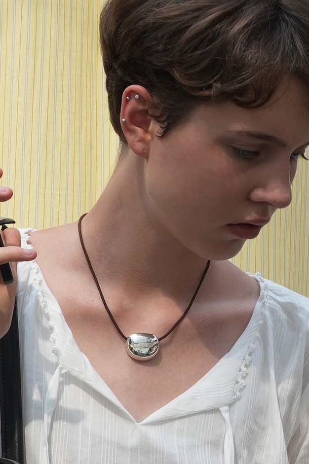 심플함이 돋보이는 ONO 네크리스입니다. 실버 컬러의 금속 소재로 제작되었으며, 미니멀하고 베이직한 스타일을 추구하는 여성분들을 위한 데일리 목걸이입니다. 블랙 코드 체인에 미디엄 길이로, 펜던트 디자인이 은은하게 포인트를 더합니다. 클래식 클래스프 잠금 방식으로 편안하게 착용할 수 있으며, 모임룩에도 잘 어울립니다. 심플한 디자인으로 어떤 옷차림에도 잘 어울려 매일 착용하기 좋습니다.
