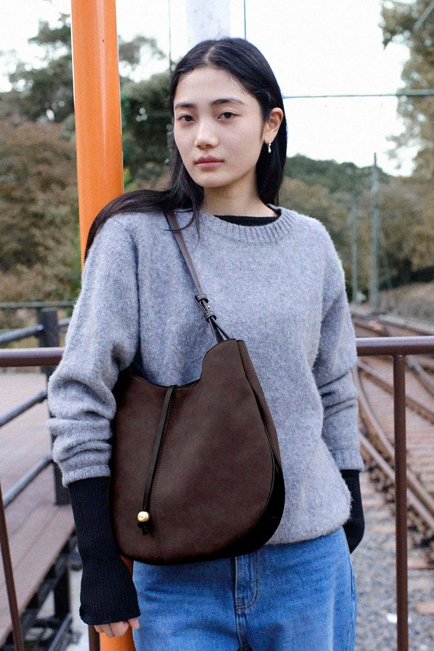 DENU - 숄더백 - Ova Hobo Bag [Suede Brown]